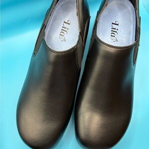 else Kelsey Black Women's Clogs